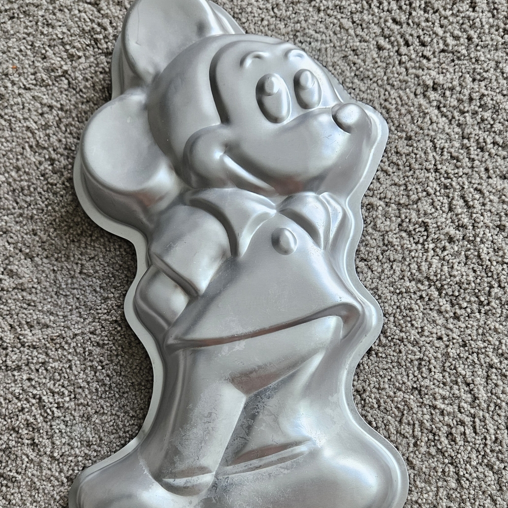Vintage (1978) Disney Mickey Mouse Silver Cake Pan.